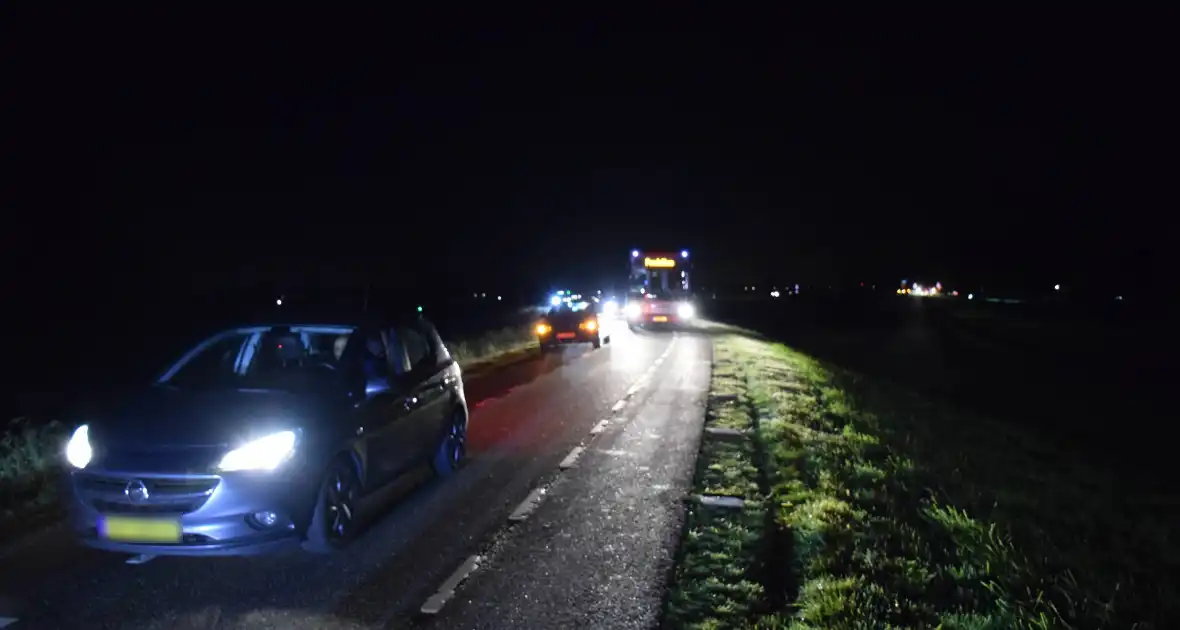 Auto rijdt van dijk af en veroorzaakt enorme file - Foto 3