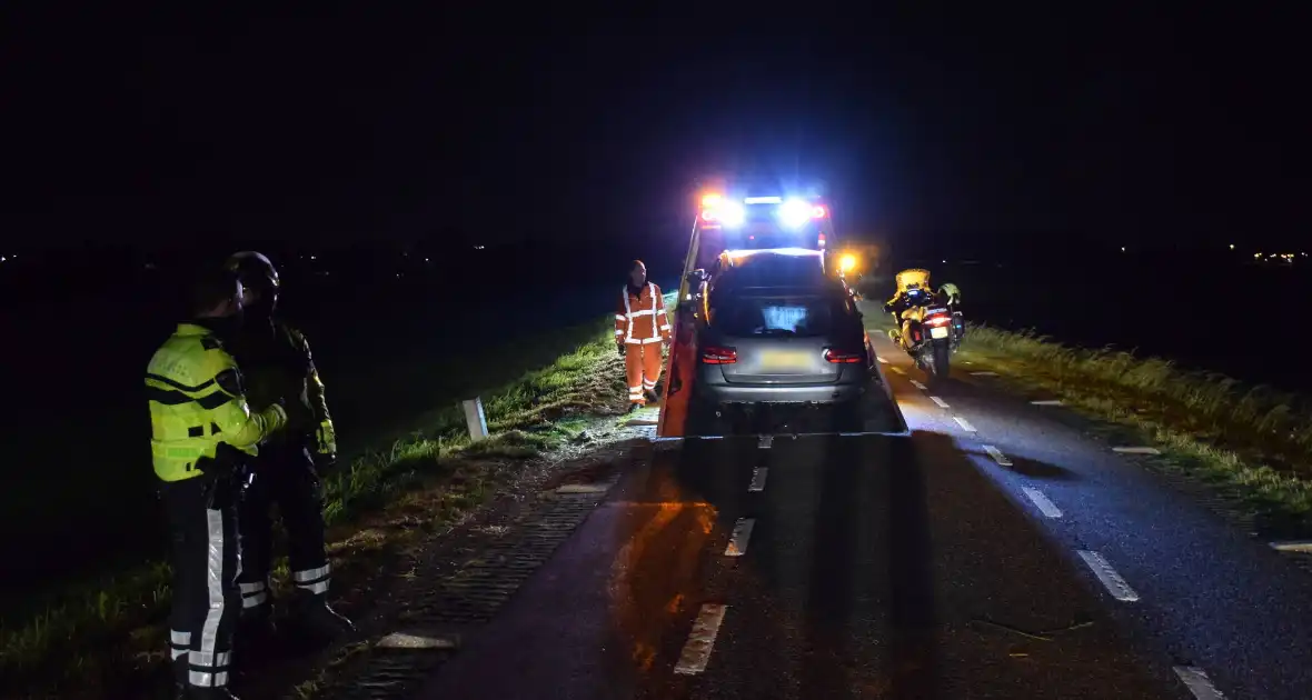 Auto rijdt van dijk af en veroorzaakt enorme file - Foto 4