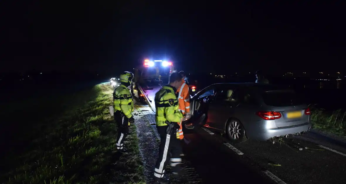 Auto rijdt van dijk af en veroorzaakt enorme file - Foto 5