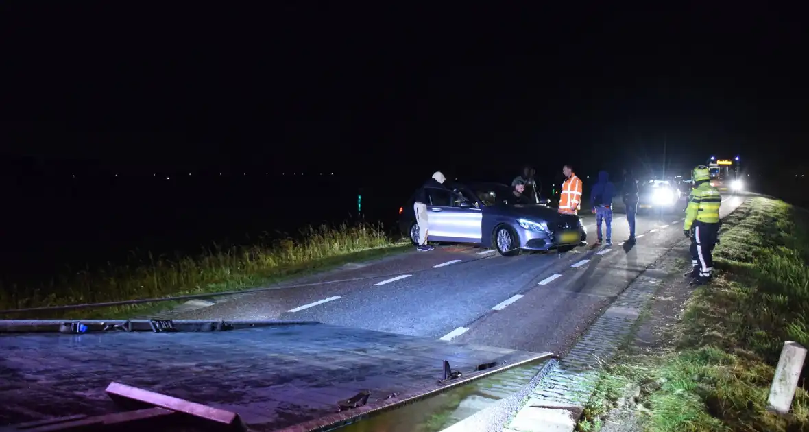 Auto rijdt van dijk af en veroorzaakt enorme file - Foto 6