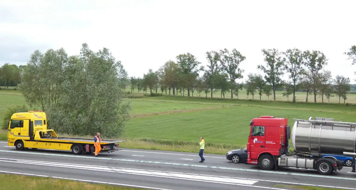 Personenauto en vrachtwagen botsen op snelweg - Foto 3