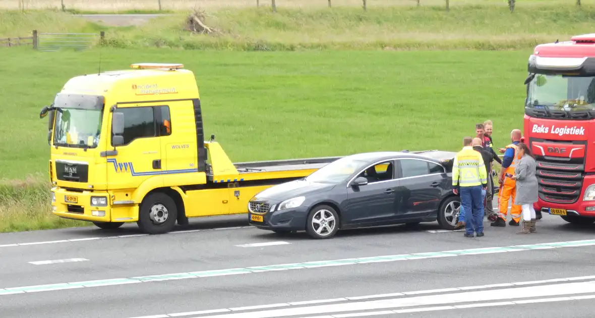Personenauto en vrachtwagen botsen op snelweg - Foto 4