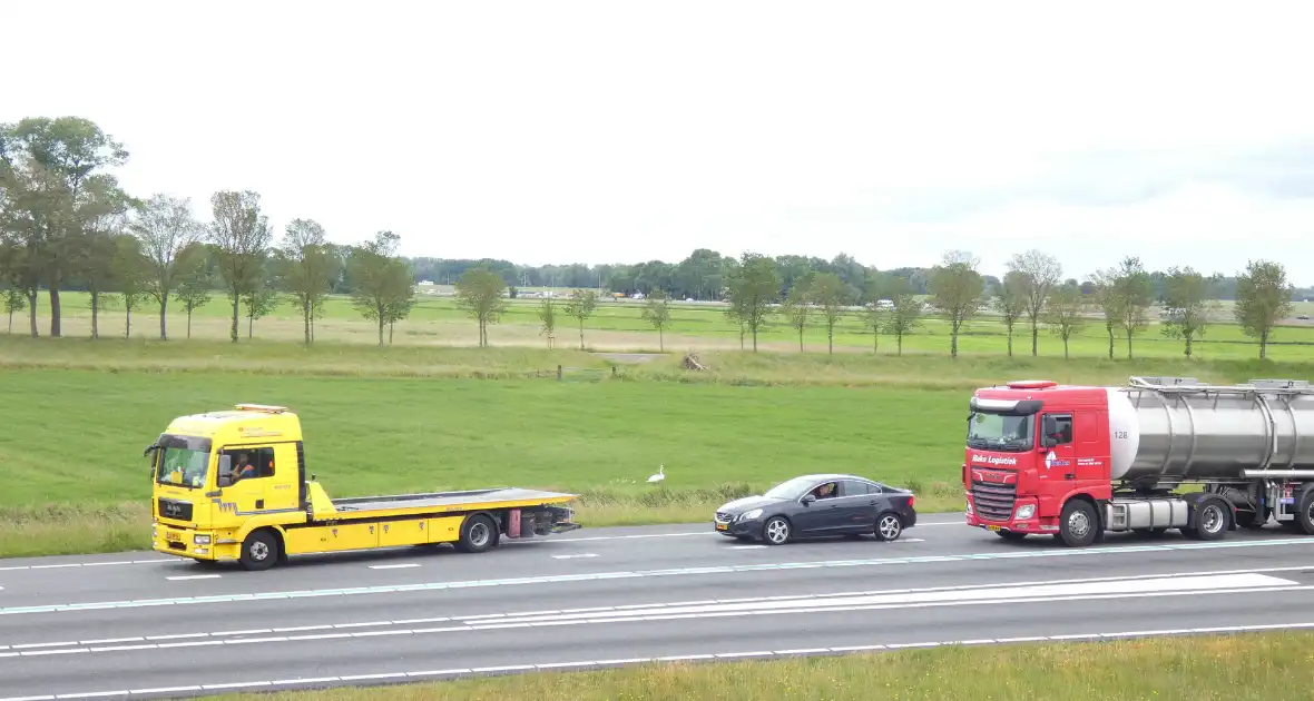 Personenauto en vrachtwagen botsen op snelweg - Foto 5