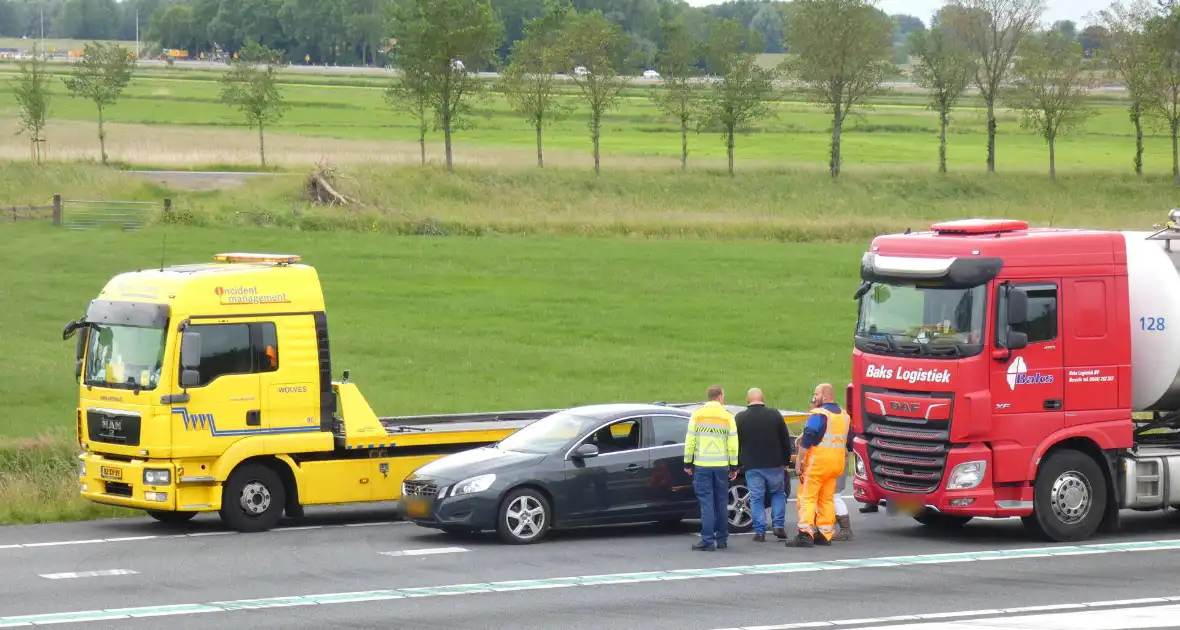 Personenauto en vrachtwagen botsen op snelweg - Foto 6