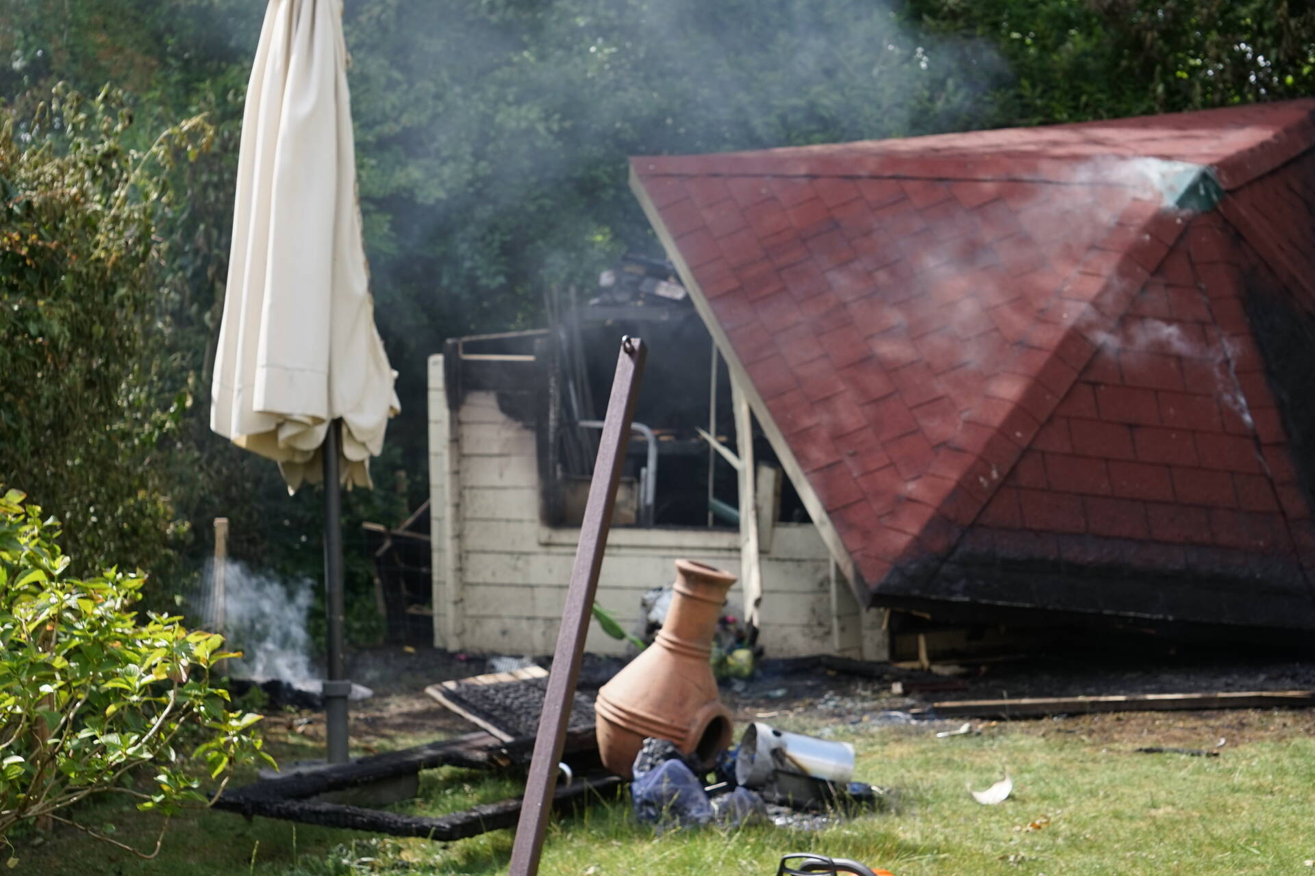 Tuinhuis op Camping Elizabeth Hoeve gaat in vlammen op | 112-nu.nl - 112 Nu