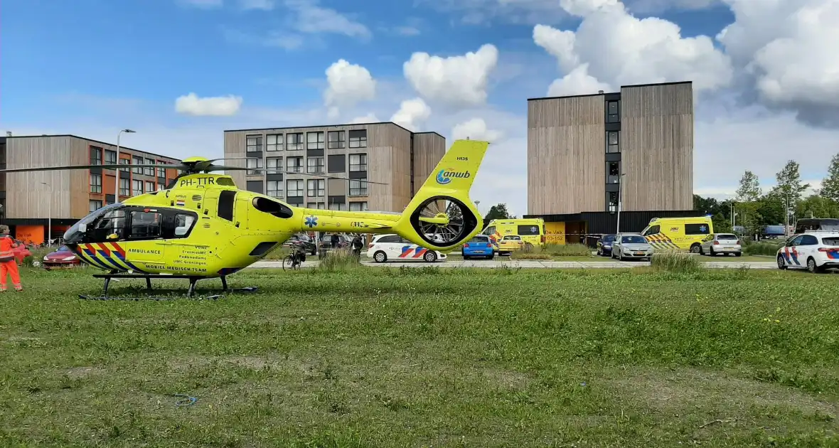 Traumahelikopter landt voor incident bij woongebouwen - Foto 5