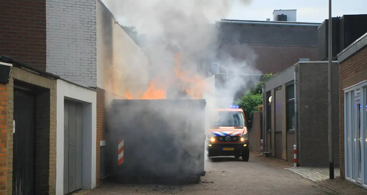 Vlammen slaan uit bouwcontainer met afval - Foto 6