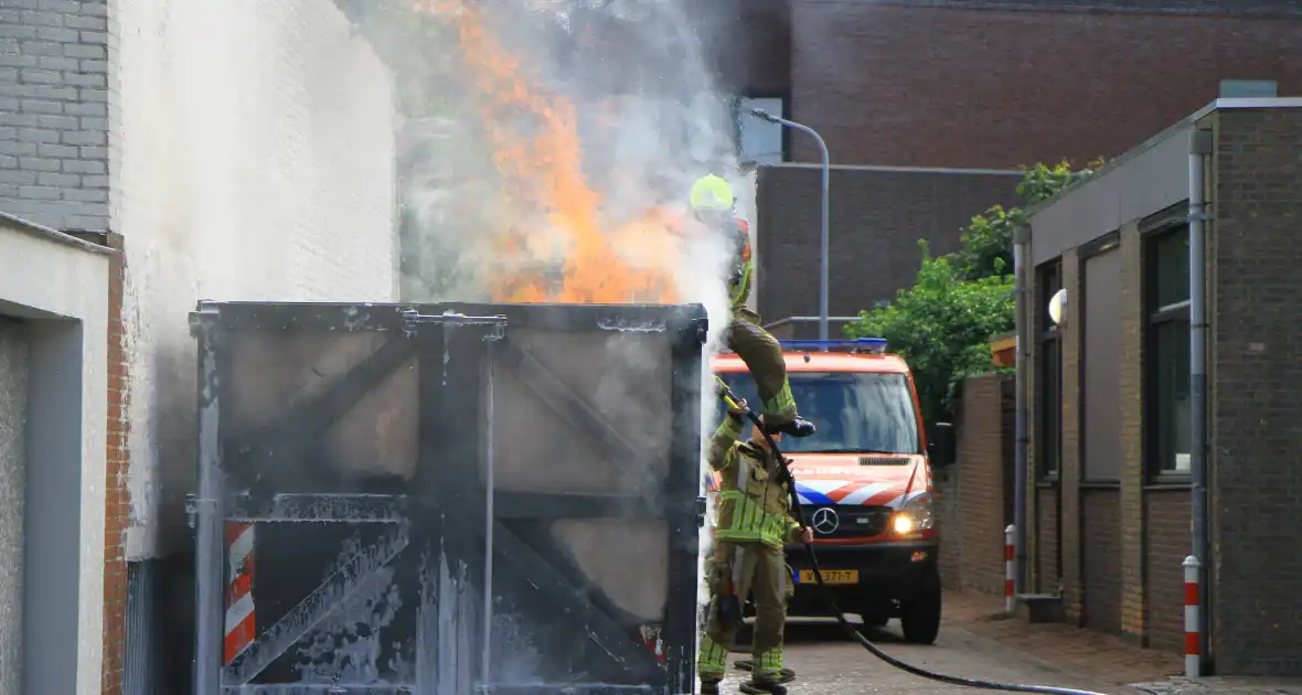 Vlammen slaan uit bouwcontainer met afval - Foto 9