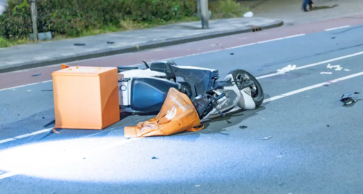 Scooterbezorger en motorrijder gewond na frontale botsing - Foto 7
