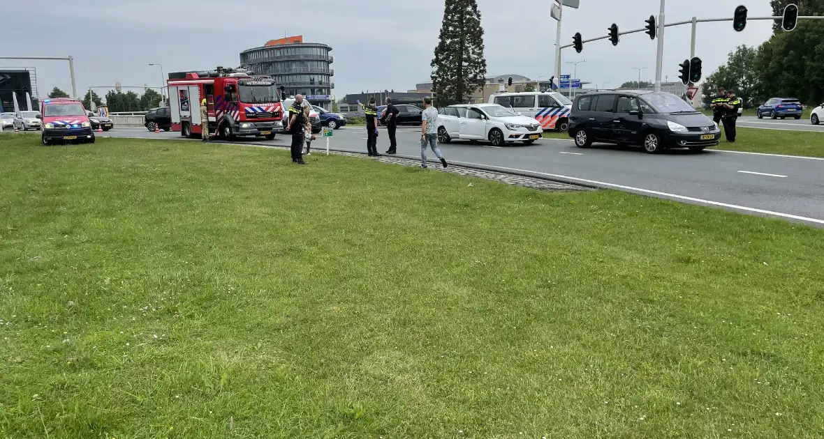 Twee auto's betrokken bij aanrijding op rotonde