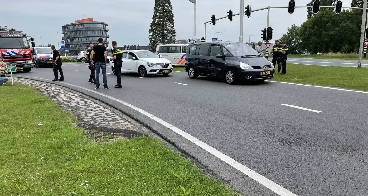 Twee auto's betrokken bij aanrijding op rotonde - Foto 1