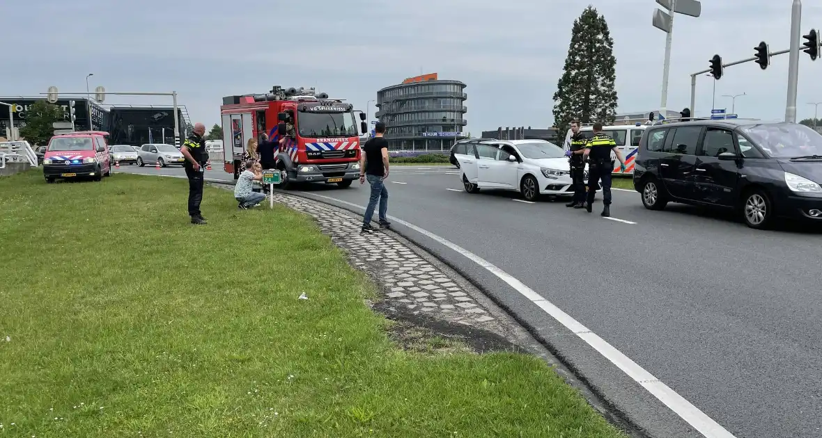 Twee auto's betrokken bij aanrijding op rotonde - Foto 2