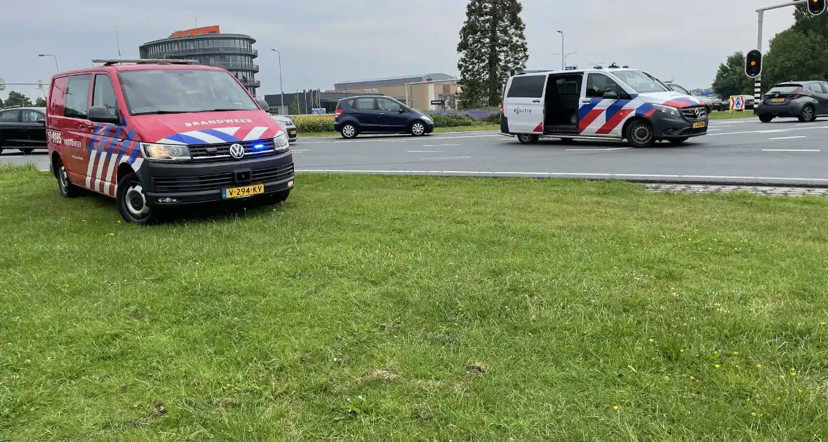 Twee auto's betrokken bij aanrijding op rotonde - Foto 3