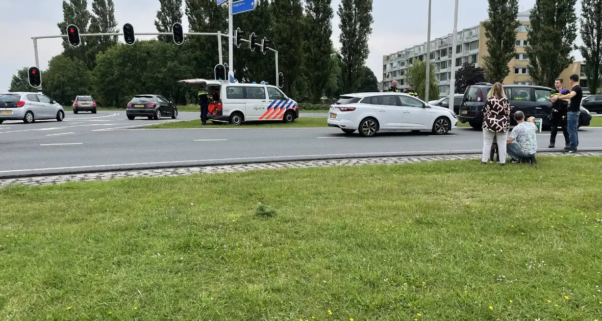 Twee auto's betrokken bij aanrijding op rotonde - Foto 5