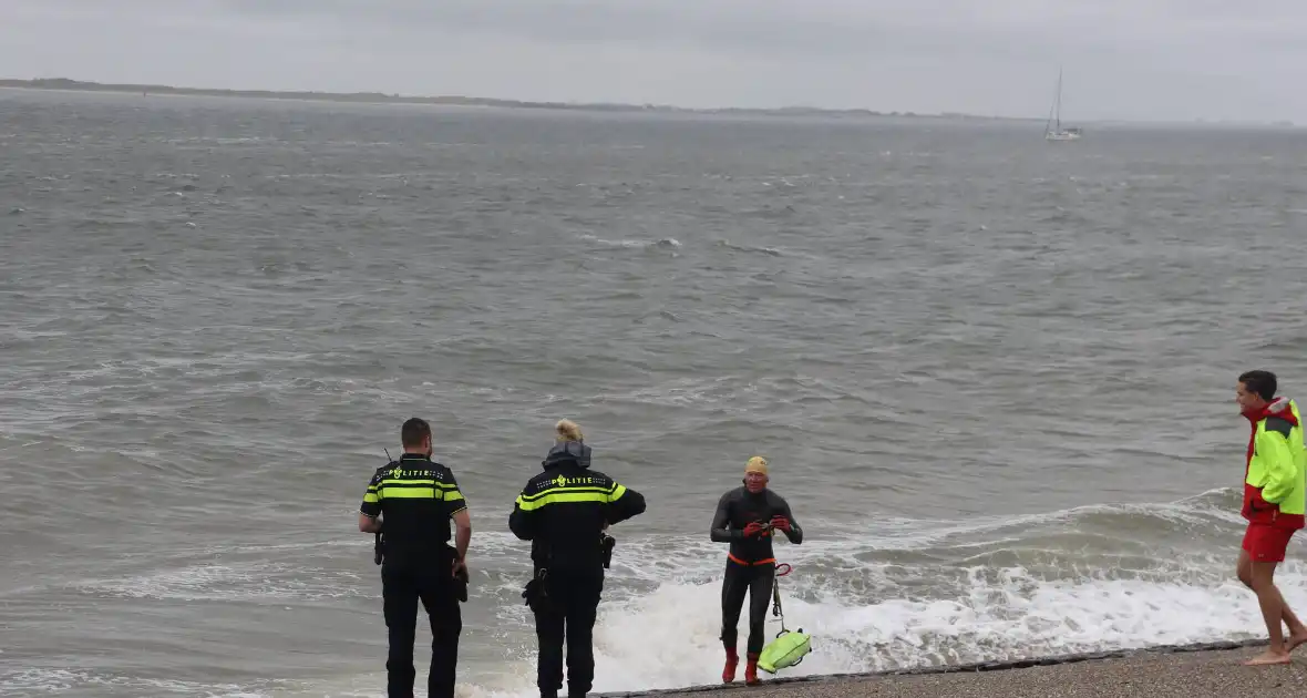 Hulpdiensten groots ingezet voor zwemmer - Foto 10