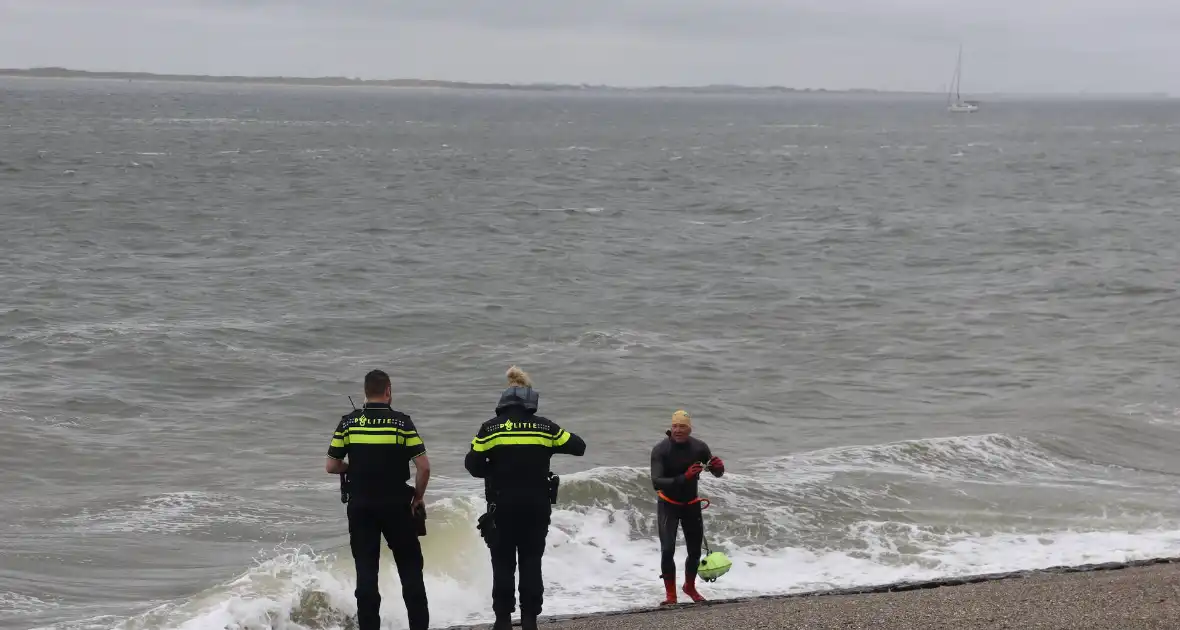 Hulpdiensten groots ingezet voor zwemmer - Foto 15