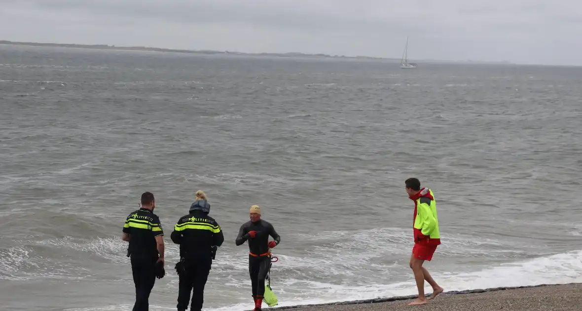 Hulpdiensten groots ingezet voor zwemmer - Foto 16