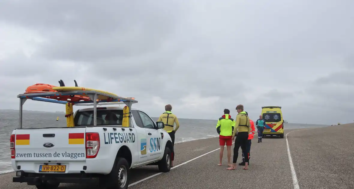 Hulpdiensten groots ingezet voor zwemmer - Foto 17