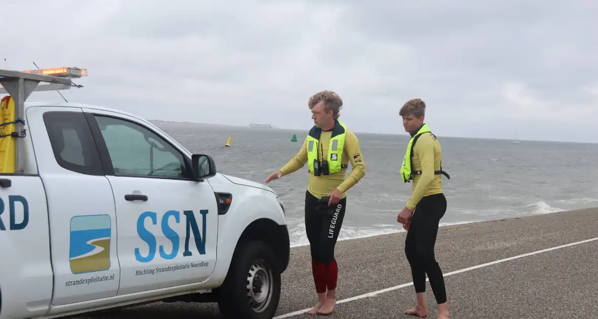 Hulpdiensten groots ingezet voor zwemmer - Foto 6