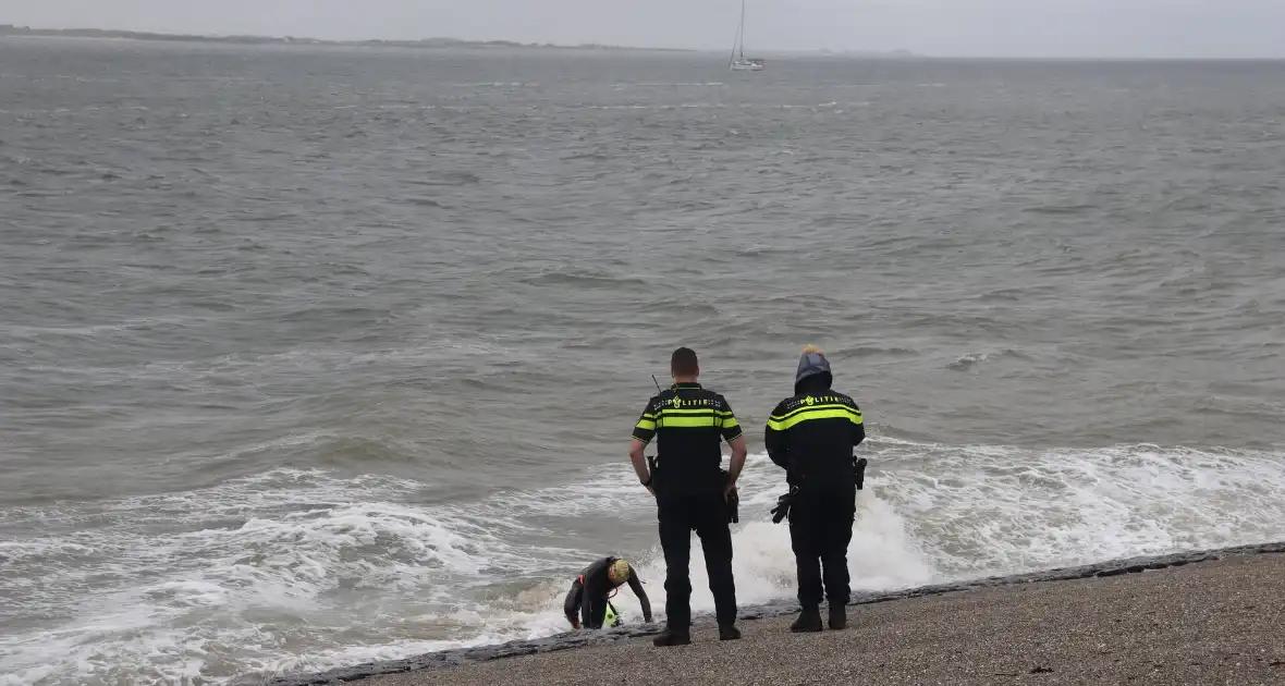 Hulpdiensten groots ingezet voor zwemmer - Foto 9