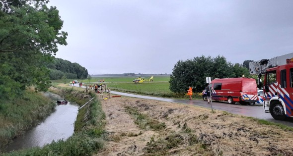 Auto belandt op zijn kop in een sloot - Afbeelding 1