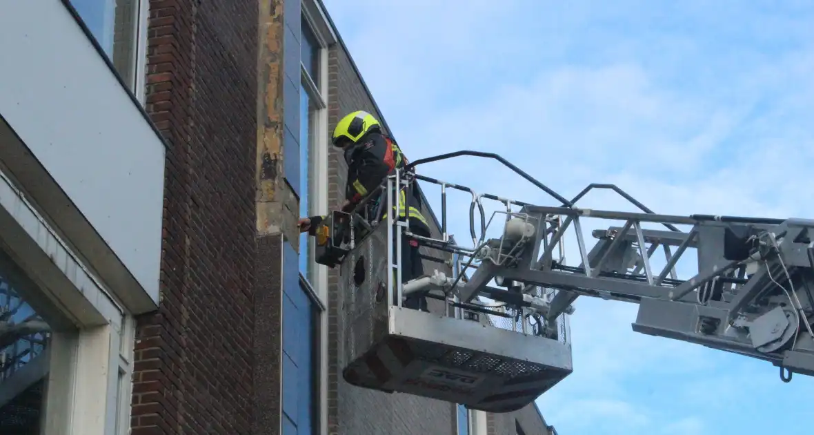 Tegels van gevel vallen naar beneden