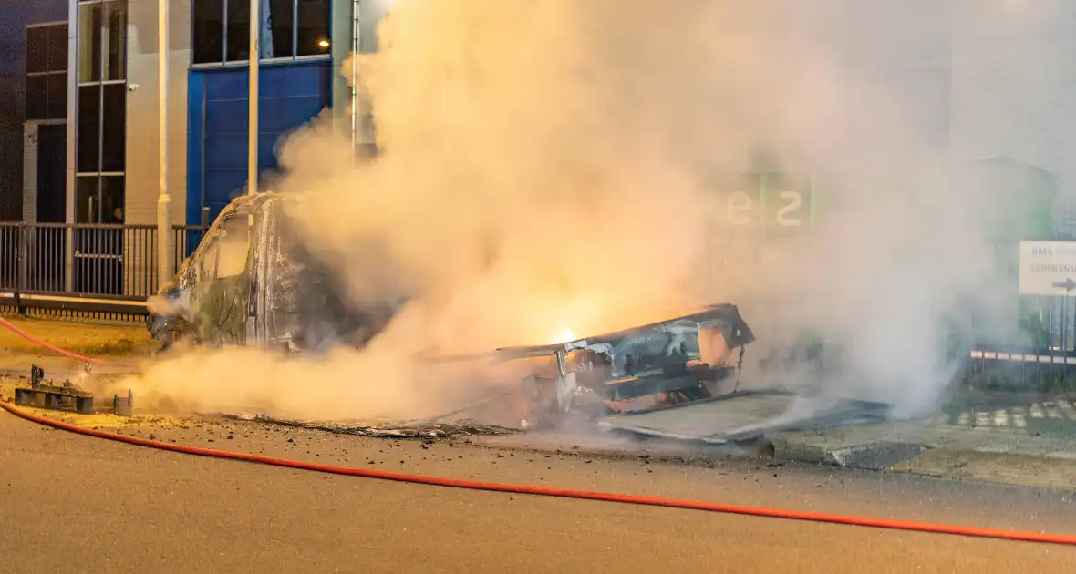 Vrachtwagen brandt volledig uit na vermoedelijke brandstichting - Foto 1