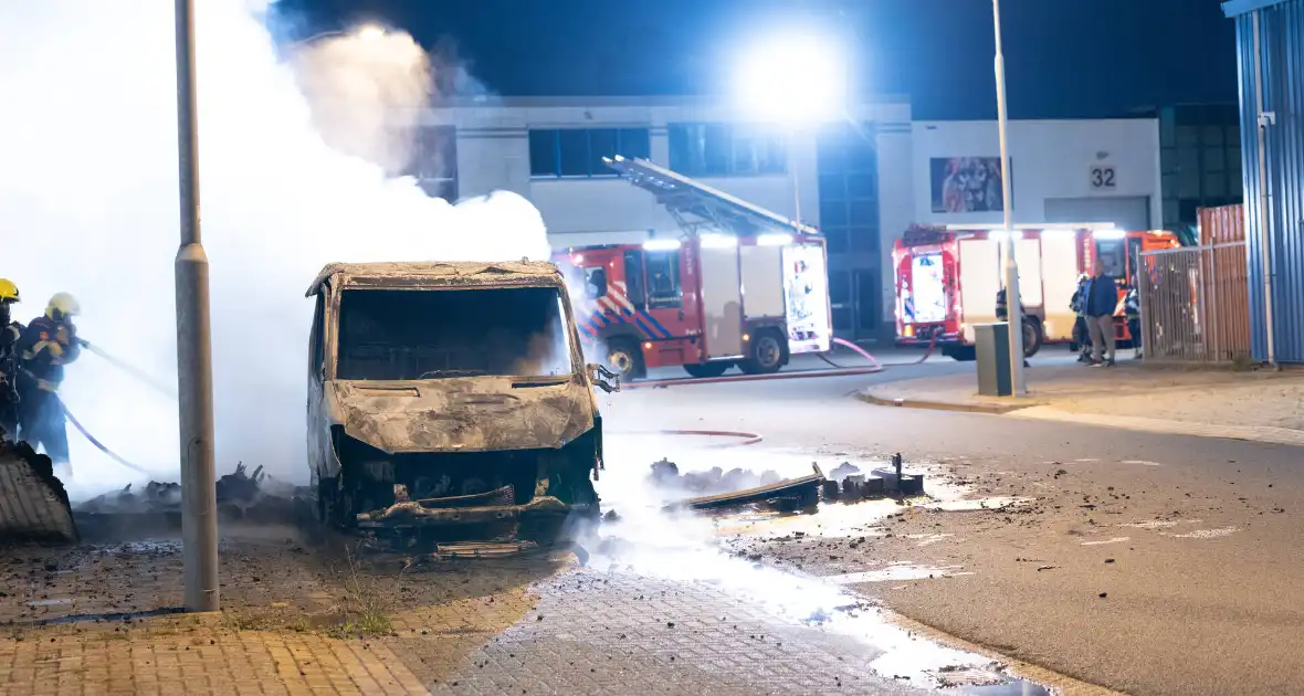 Vrachtwagen brandt volledig uit na vermoedelijke brandstichting - Foto 2