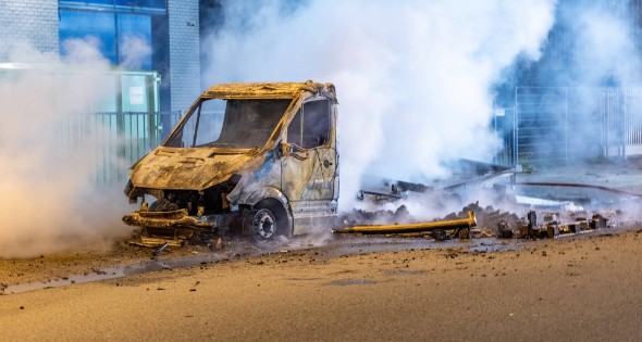 Vrachtwagen brandt volledig uit na vermoedelijke brandstichting