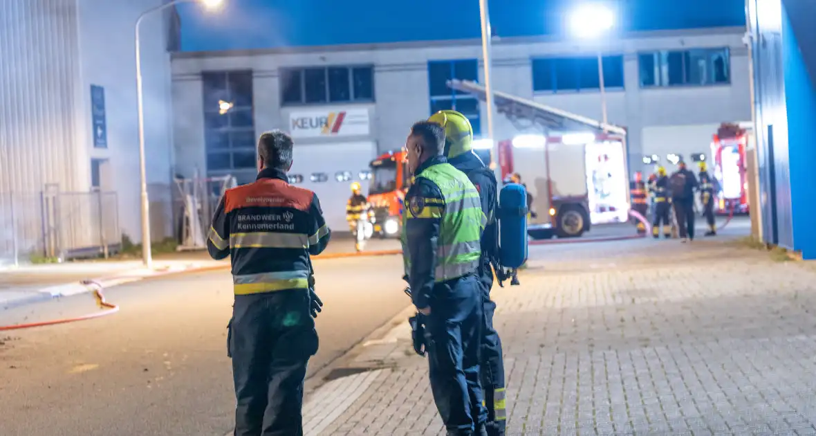 Vrachtwagen brandt volledig uit na vermoedelijke brandstichting - Foto 4