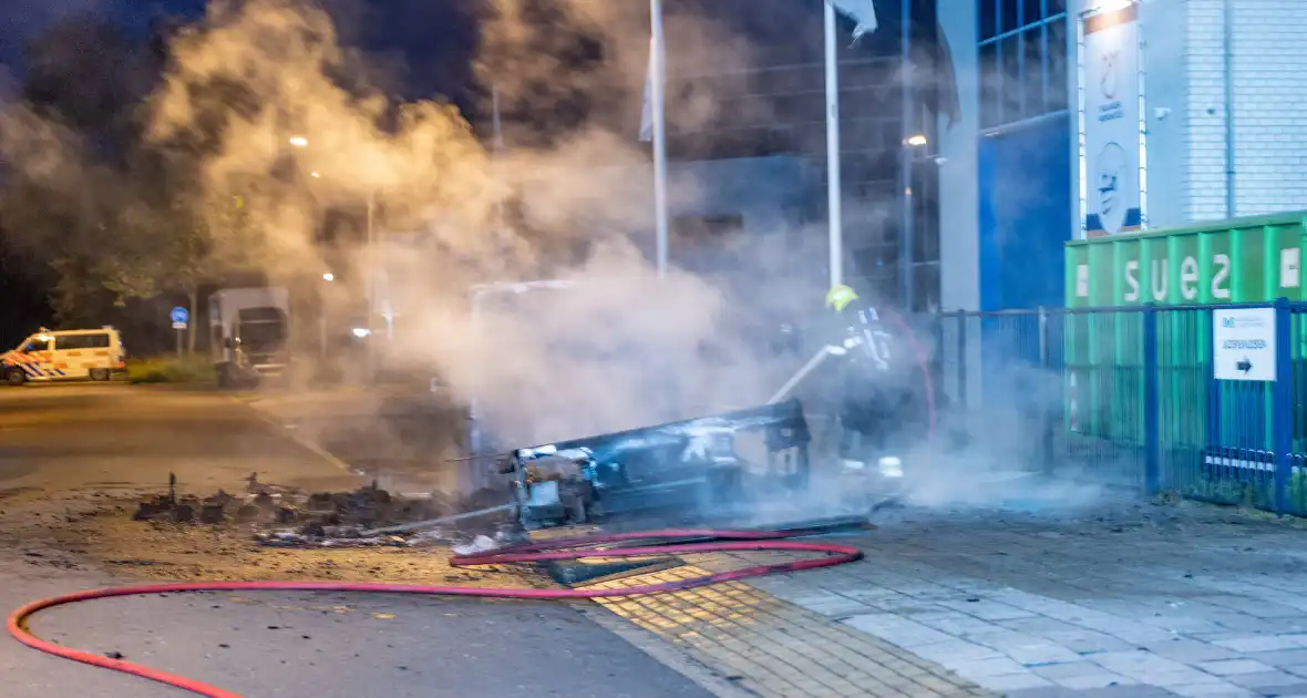 Vrachtwagen brandt volledig uit na vermoedelijke brandstichting - Foto 5