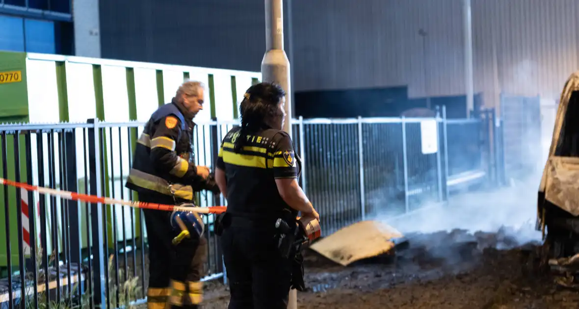 Vrachtwagen brandt volledig uit na vermoedelijke brandstichting - Foto 6