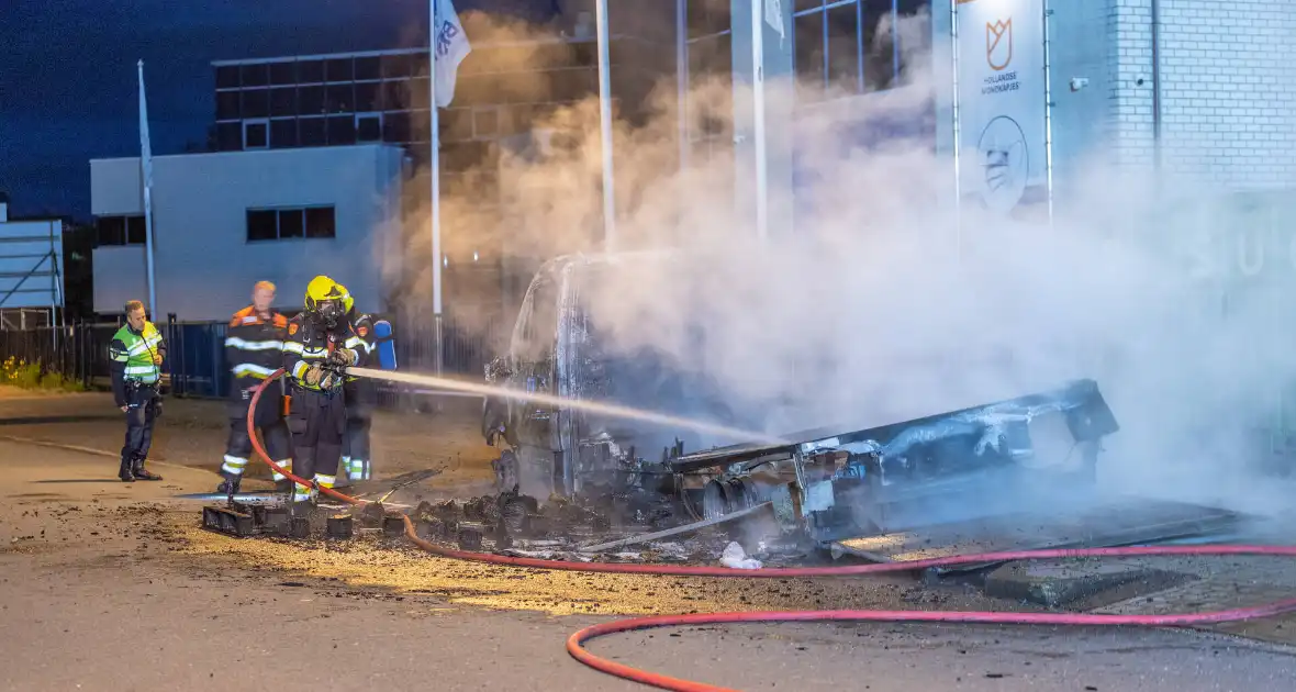 Vrachtwagen brandt volledig uit na vermoedelijke brandstichting - Foto 7