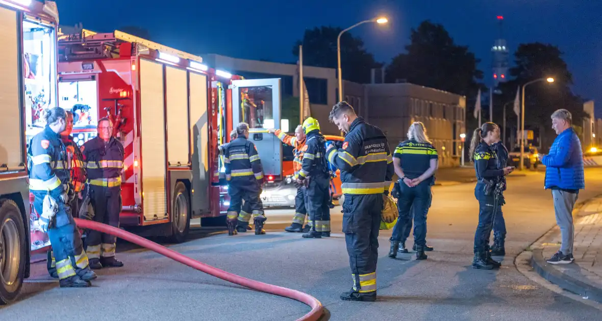 Vrachtwagen brandt volledig uit na vermoedelijke brandstichting - Foto 8