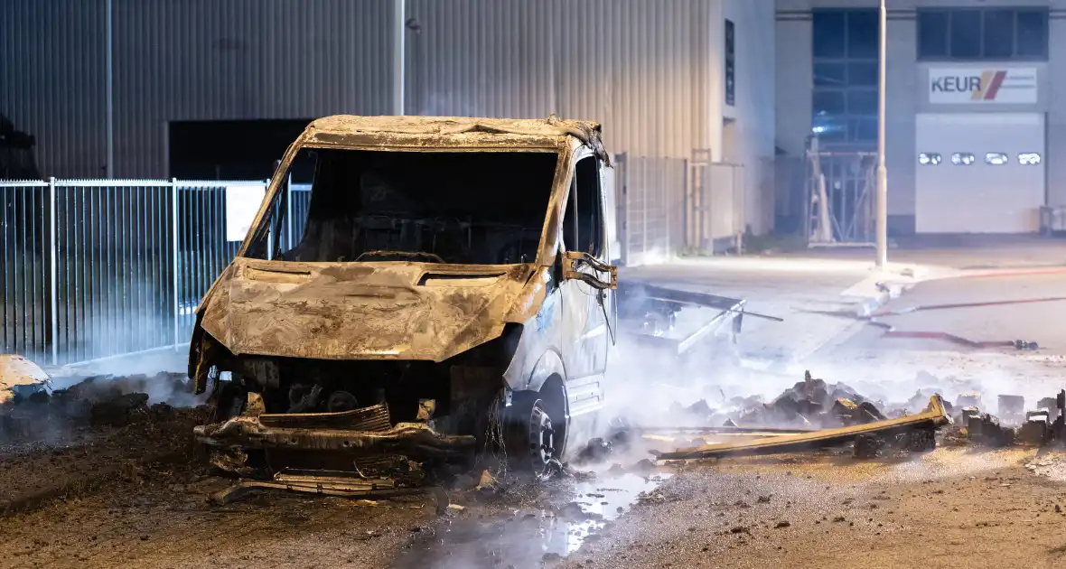 Vrachtwagen brandt volledig uit na vermoedelijke brandstichting - Foto 9