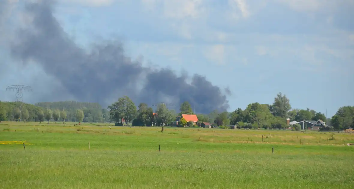 Enorme rookwolken bij brand Bakker Logistiek