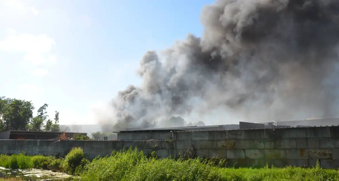 Enorme rookwolken bij brand Bakker Logistiek - Foto 1