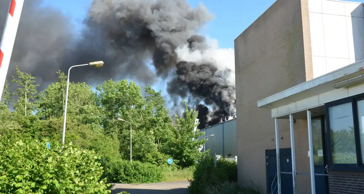 Enorme rookwolken bij brand Bakker Logistiek - Foto 2