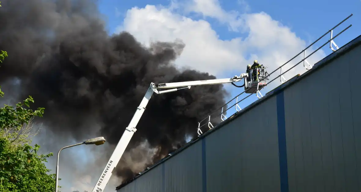 Enorme rookwolken bij brand Bakker Logistiek - Foto 3