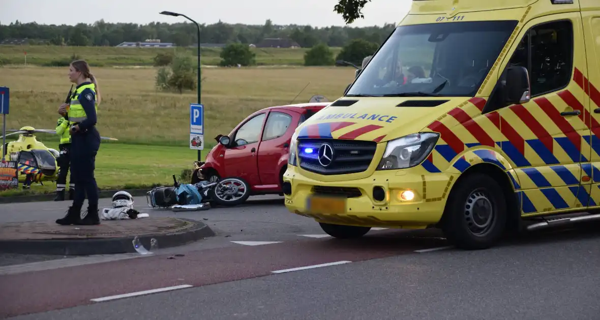 Bestuurder motorfiets zwaargewond bij botsing met auto - Foto 2