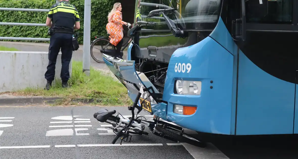 Jonge fietser belandt met fiets onder lijnbus - Foto 7