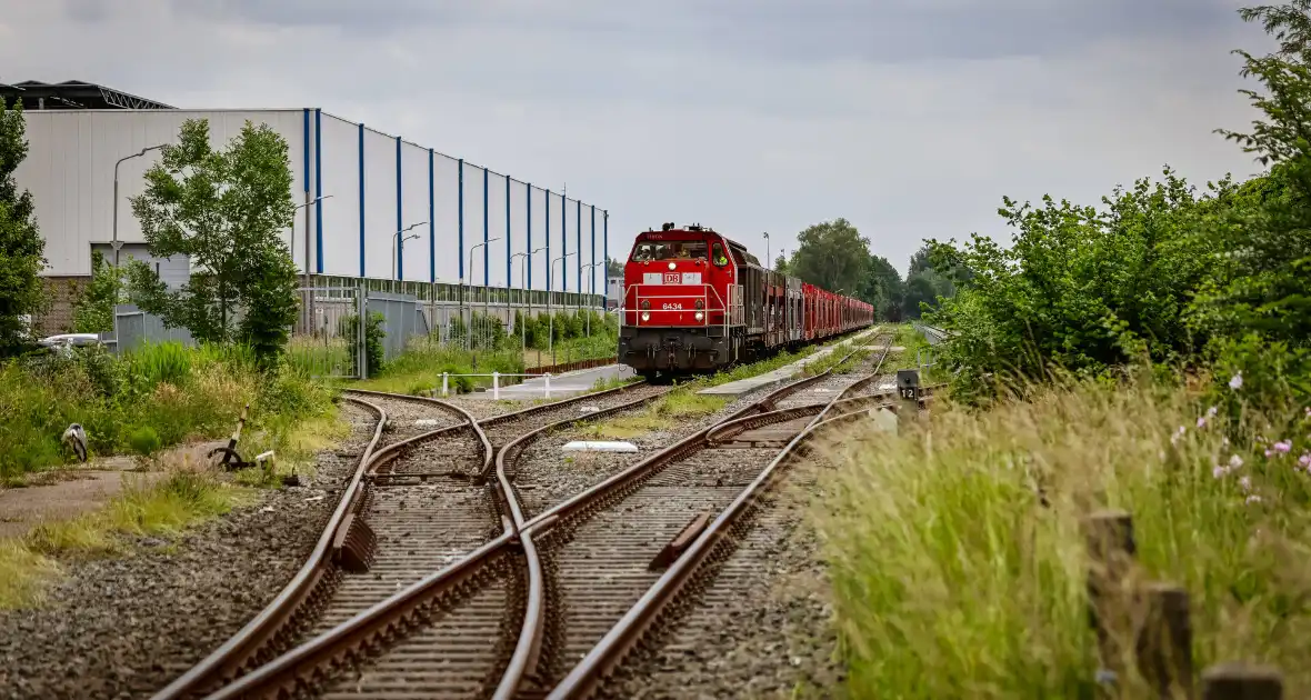 Lege goederentrein rijdt over beschadigd spoor Ponlijn - Foto 1