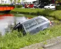 Geparkeerde auto belandt half in het water