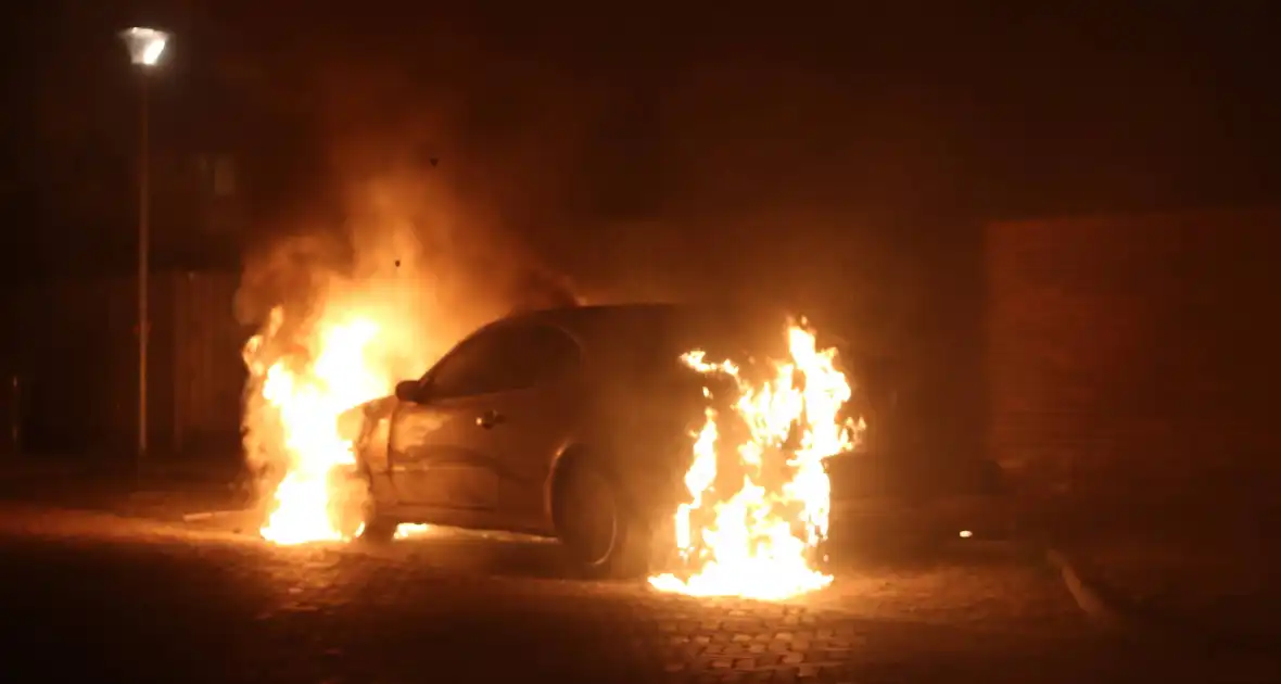 Geparkeerde auto gaat in vlammen op - Foto 1