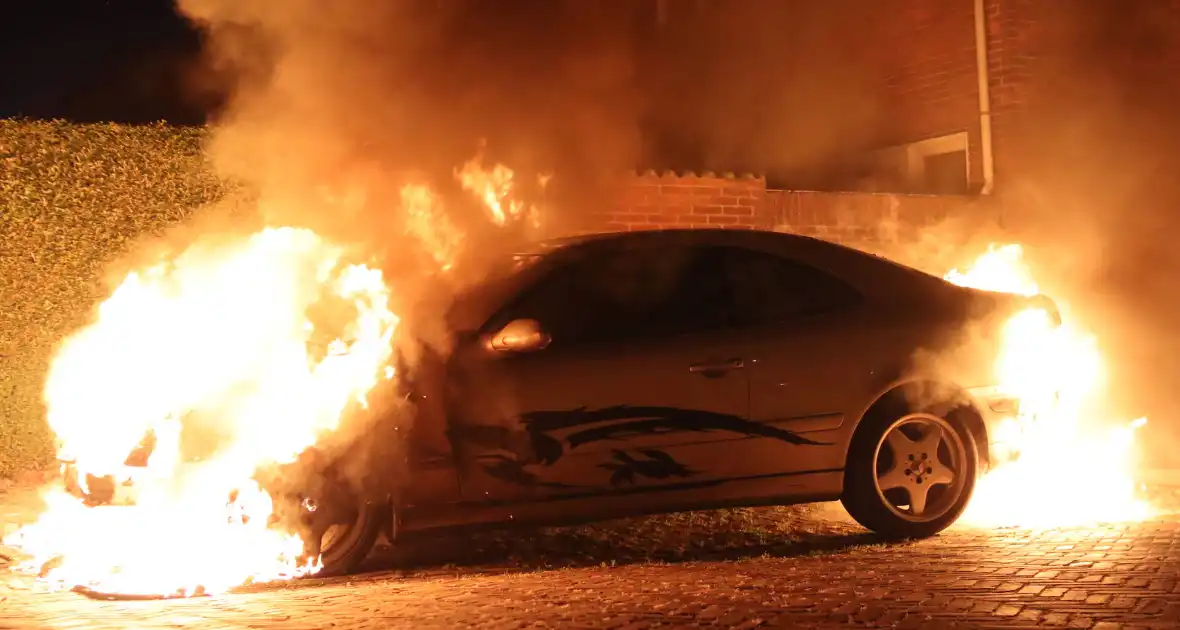 Geparkeerde auto gaat in vlammen op - Foto 2