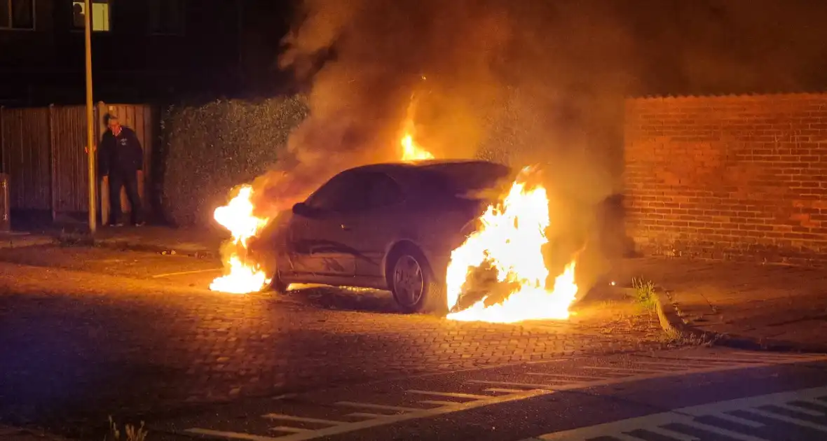 Geparkeerde auto gaat in vlammen op - Foto 5