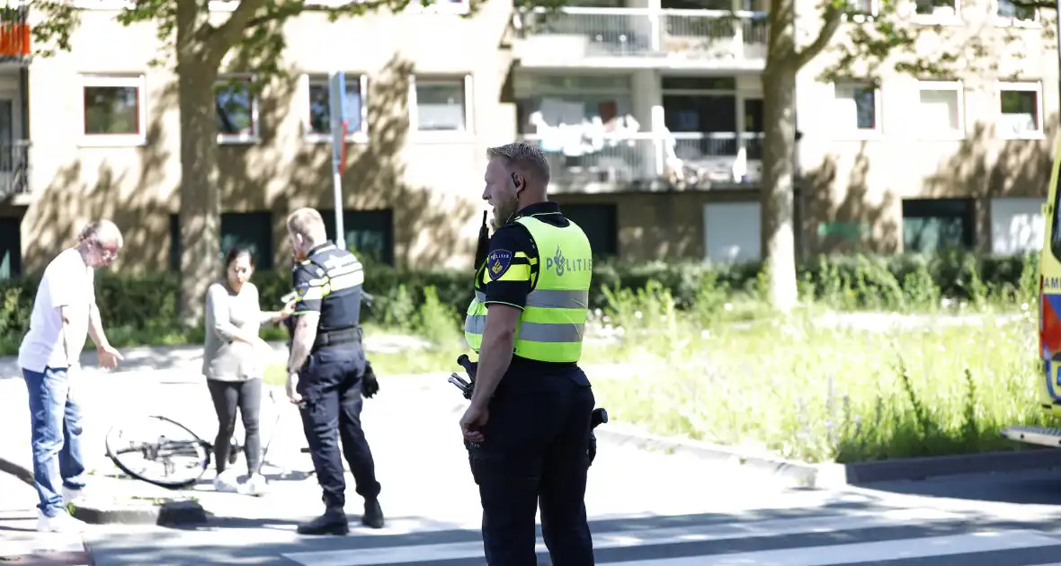 Auto en fietser botsen op rotonde - Foto 1