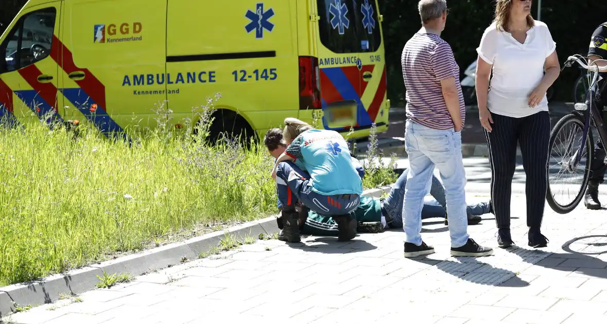 Auto en fietser botsen op rotonde - Foto 2