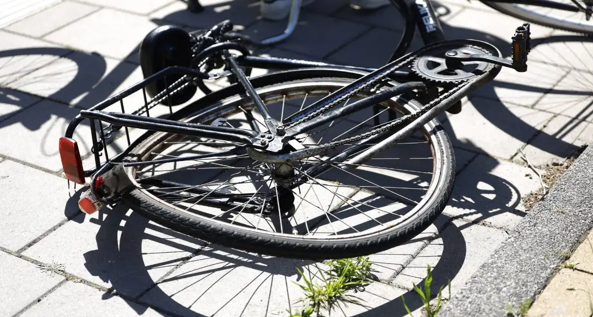 Auto en fietser botsen op rotonde - Foto 3