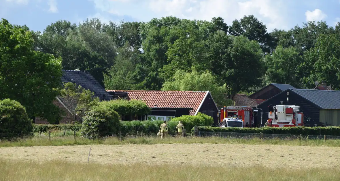 Brand in de nok van dak woning